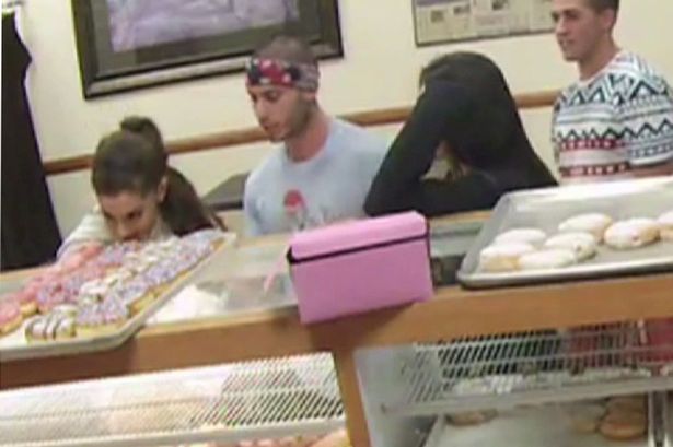 http://i3.mirror.co.uk/incoming/article6038464.ece/ALTERNATES/s615/PAY-Ariana-Grande-seen-licking-a-doughnut.jpg